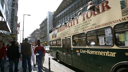 Touristenbus in der Nähe des ehemaligen Checkpoint Charlie.