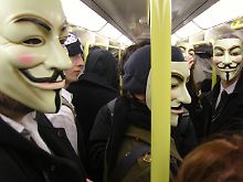 Anonymous-Aktivisten in der Londoner U-Bahn.
