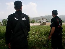 Sicherheitskräfte vor dem Anwesen Bin Ladens: Pakistan ist erbost über die Geheimaktion.