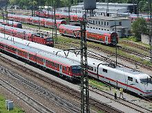 Der Zug wird auf ein Abstellgleis rangiert und dort evakuiert.