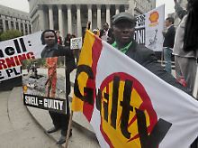 Am 27. Mai demonstrieren Angehörige des Ogoni-Volkes vor dem geplanten Prozessbeginn in New York.