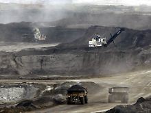 Ölsande werden im Tagebau abgebaut. Die Umwandlung in Öl ist teuer und energieaufwändig.