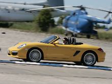 Nach oben offen: Der Boxster rennt, was der Motor her gibt, der Nissan ist abgeregelt.