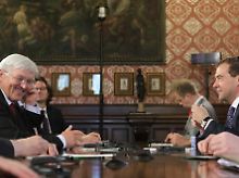 Außenminister Frank-Walter Steinmeier bekam bezüglich der Gesprächspartner das Kanzlerprogramm: Er traf  Medwedew, Putin ...