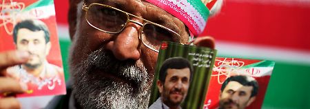 Ein Anhänger schmückt sich mit Bildern des amtierenden iranischen Präsidenten Mahmud Ahmadinedschad.