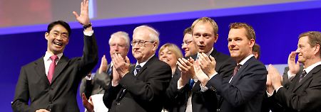 Rösler (l) erhält Zustimmung nach seiner Rede von Guido Westerwelle (r-l), Daniel Bahr, Christian Lindner, Holger Zastrow, Elke Hoff, Rainer Brüderle und Uwe Hahn.