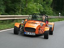 Leichtgewicht: Der Caterham Super Seven, bereits 1957 entwickelt, wiegt nur knapp 600 Kilo. Seine 125 PS reichen deshalb für eine imposante Beschleunigung aus. 