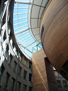 Das moderne, mit Glas überdachte Atrium wurde nachträglich an das 1929 errichtete Auckland Museum angebaut.
