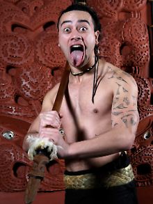 Augen auf, Zunge raus: Diese Mimik nutzten die Maori, um ihre Gegner das Fürchten zu lehren.