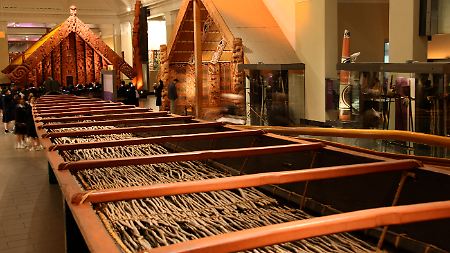 Alles Handarbeit: Die gezimmerten Kanus und Versammlungshäuser vermitteln einen Eindruck von der Lebensweise und Handwerkskunst der Maori.