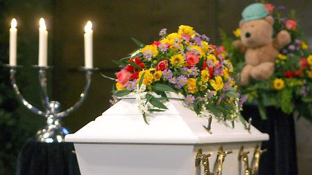 2006: Der Sarg des getöteten zweijährigen Kevin in der Kapelle des Friedhofs Walle in Bremen.