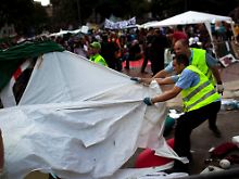 Die Zelte wurden gewaltsam entfernt. Danach von den Demonstranten  wieder aufgestellt.