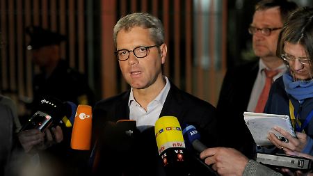 Umweltminister Röttgen, einer der wenigen in der Koalition, der sich 2010 gegen die Laufzeitverlängerung gesperrt hatte, verkündet die Einigung.