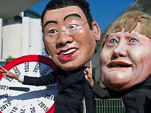 Vor dem Kanzleramt protestieren Atomkraftgegner gegen den Kompromiss aus der Nacht.