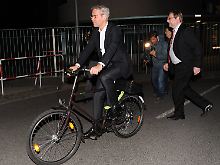 Umweltminister Röttgen verließ das Kanzleramt in der Nacht zu Montag symbolträchtig per Fahrrad. Dabei vergaß er, das Licht anzuschalten.