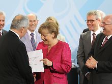 Kanzlerin Merkel zwischen den Vorsitzenden ihrer Ethikkommission, Kleiner (r.) und Töpfer.