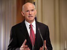 Mit dem Rücken an der Wand: Griechenlands Regierungschef Giorgos Papandreou soll die Vorgaben aus Brüssel umsetzen - wenn er den Rückhalt verliert, droht Chaos.