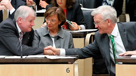 Symbolische Geste: Am Freitag reichen sich die Süd-Ministerpräsidenten Seehofer und Kretschmann die Hände.