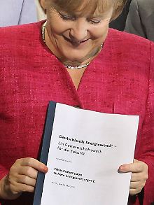 Bundeskanzlerin Merkel präsentiert den Bericht der Ehtikkommission.