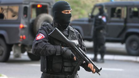Serbischer Polizist vor dem Gericht in Belgrad.