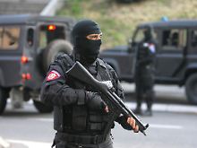 Serbischer Polizist vor dem Gericht in Belgrad.