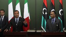 Italiens Außenminister Franco Frattini, links, bei der Eröffnung des Konsulats.