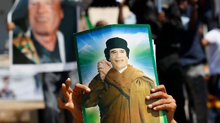 Kurz vor dem Fall? Gaddafi-Unterstützer in Tripolis.
