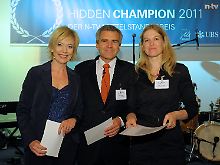 Antje von Dewitz (r) wurde in der Kategorie "Generationenwechsel" ausgezeichnet. Überreicht wurden alle Preise von n-tv Geschäftsführer Hans Demmel. Corinna Wohlfeil (l) führte durch den Abend.