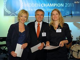 Antje von Dewitz (r) wurde in der Kategorie "Generationenwechsel" ausgezeichnet. Überreicht wurden alle Preise von n-tv Geschäftsführer Hans Demmel. Corinna Wohlfeil (l) führte durch den Abend.