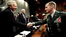 Senator Lieberman gratiliert McChrystal zur Wahl.