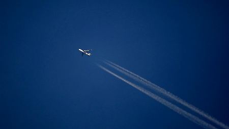 Eine Boeing 747 am Himmel über Singapur: Rein rechnerisch saß bereits die halbe Weltbevölkerung in Maschinen diesen Typs.