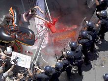 Italienische Studenten protestieren gegen den Besuch.