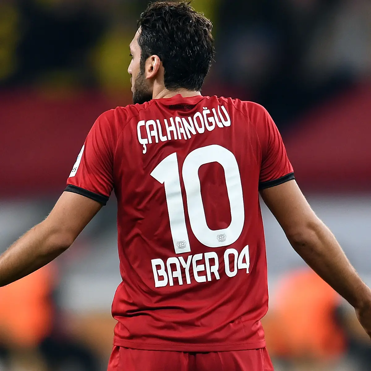 ARCHIV-Fussball-Bundesliga-Bayer-Leverkusen-Borussia-Dortmund-6-Spieltag-am-01-10-2016-in-der-BayArena-Leverkusen-Nordrhein-Westfalen-Leverkusens-Hakan-Calhanoglu-gestikuliert-waehrend-des-Spiels-zu-dpa-Bayer-Vereinschef-Schade-CAS-verkuendet-Calhanoglu-Urteil-zu-spaet-am-03-02
