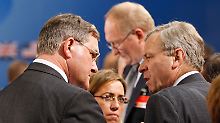 BundesverteidigungsministerJung (l) und NATO-Generalsekretär de Hoop Scheffer während der Tagung in Brüssel.
