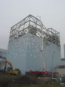 Reaktorblock 1 des AKW Fukushima. Nicht nur hier frisst sich die strahlende Masse langsam durch den Boden.