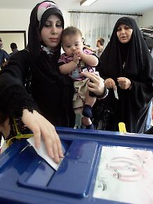 Vor allem Frauen und junge Menschen hoffen auf Mussawi, der Modernisierung und Lockerung der jahrhundertealten Regeln verspricht.