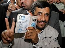 46 Mio. Wahlberechtigte entscheiden, ob der international umstrittene Präsident Ahmadinejad für weitere vier Jahre im Amt bleibt.
