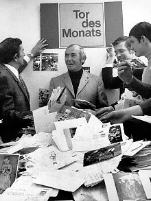 Moderator Ernst Huberty im Jahr 1971: Etwa 250.000 Zuschriften bekam die Sportschau damals bei jeder Wahl zum "Tor des Monats".