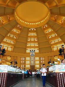 Schöner denn je: Die Markhalle von Phnom Penh im Art-Déco-Stil mit ihrer riesengroßen Kuppel wurde schon 1937 gebaut. Nun wurde sie mit großem Aufwand restauriert.