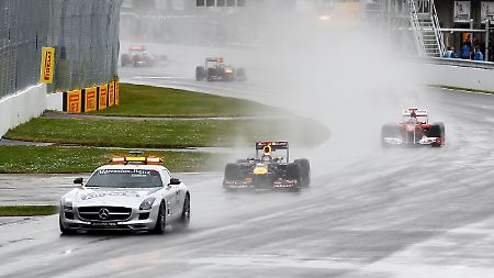 Schon beim Start war das Safety Car auf der Strecke - es blieb nicht der letzte Einsatz für seinen Fahrer Bernd Mayländer.