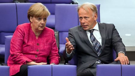 Kanzlerin Merkel und Grünen-Fraktionschef Trittin am 9. Juli bei einem Plausch im Bundestag. Zuvor hatte Merkel eine Regierungserklärung zur Energiepolitik abgegeben.