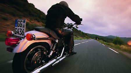 Hübsche Heckansicht: Diese FXDX Dyna Super Glide Sport aus dem Jahr 2000 trägt wie alle anderen Familienmitglieder ein wohlgeformtes Schutzblech über dem dicken Hinterreifen. Nur die ersten Maschinen von 1971 hatten ein pummeliges Fieberglasheck.