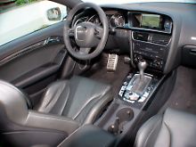 Rassige Rennatmosphäre im Cockpit, die Schalensitze kosten 2800 Euro extra.
