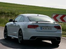 Per Knopfdruck kann der Heckspoiler ausgefahren werden, ab 120 km/h geschieht das automatisch.