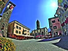 Die Piazza von Poschiavo sieht aus wie in Italien. Es riecht nach starkem Espresso und den mit Holz angefeuerten Steinöfen der Pizzeria.