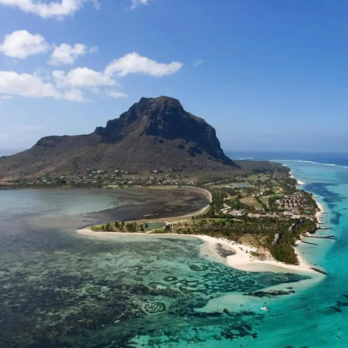 Beim-Aufstieg-vom-Le-Morne-faellt-der-Blick-auf-die-Lagune-vor-der-Halbinsel