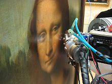 Mona Lisa lächelt und schweigt.
