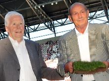 Die Fußballaltstars Helmut Haller, links, und Uli Biesinger pflanzen in der Arena in Augsburg 2009 ein Stück Rasen aus dem Rosenaustadion. 