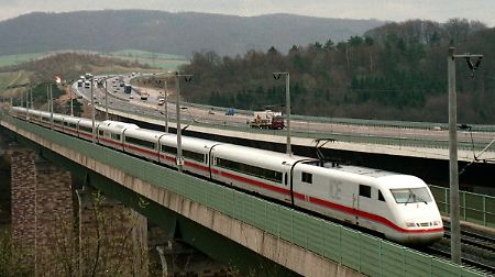 Es ist günstiger, mit dem Auto als mit der Bahn zu fahren.