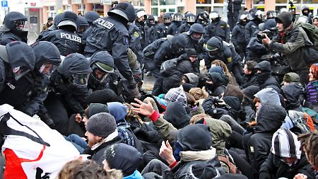 Abgehört: Demonstranten bei einer Sitzblockade im Februar in Dresden.